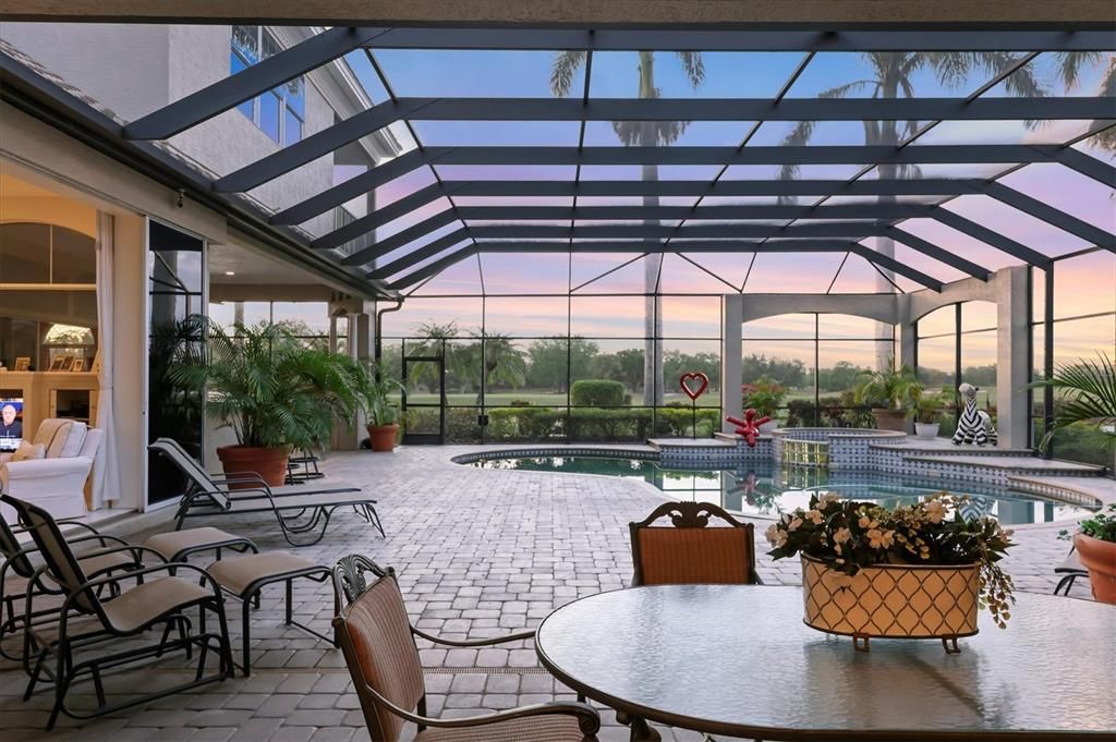 合同活跃: $2,490,000 (4 贝兹, 4 浴室, 4731 平方英尺)