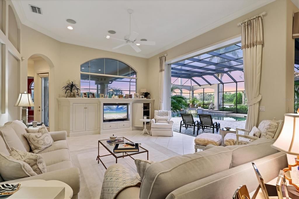 合同活跃: $2,490,000 (4 贝兹, 4 浴室, 4731 平方英尺)