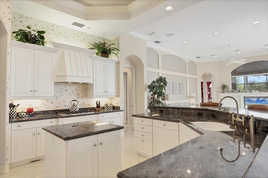 合同活跃: $2,490,000 (4 贝兹, 4 浴室, 4731 平方英尺)