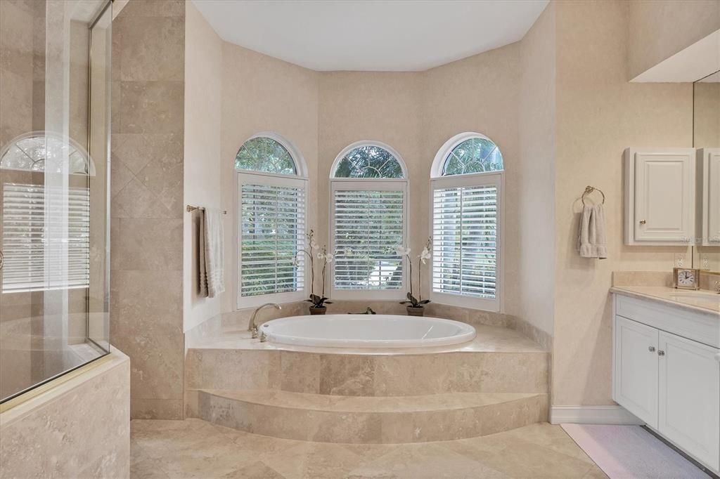 合同活跃: $2,490,000 (4 贝兹, 4 浴室, 4731 平方英尺)