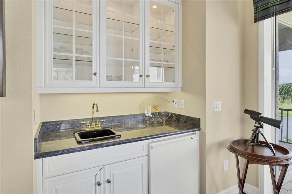 合同活跃: $2,490,000 (4 贝兹, 4 浴室, 4731 平方英尺)