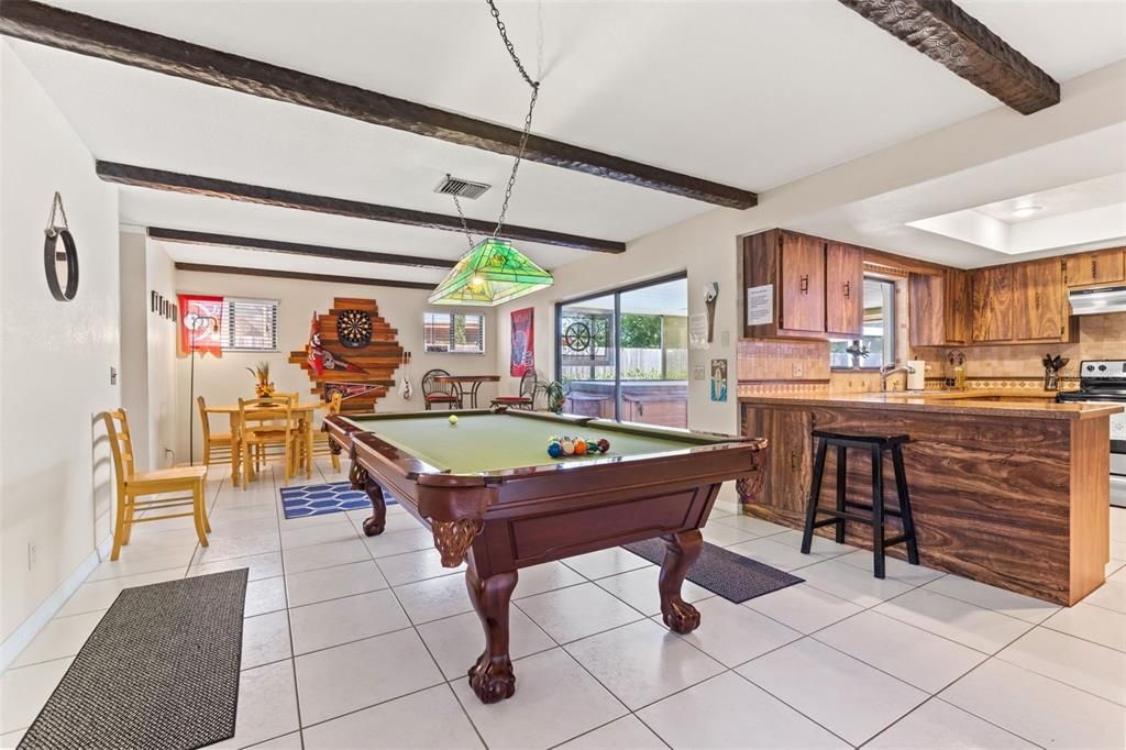 Под контрактом: $550,000 (3 спален, 2 ванн, 2004 Квадратных фут)