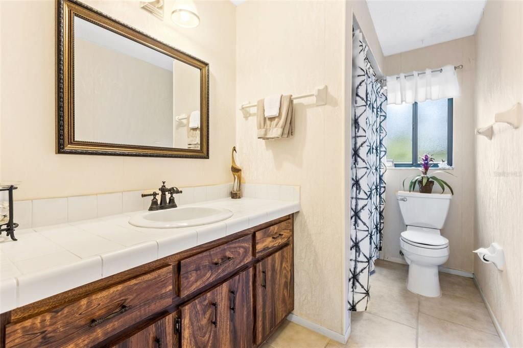 Под контрактом: $550,000 (3 спален, 2 ванн, 2004 Квадратных фут)