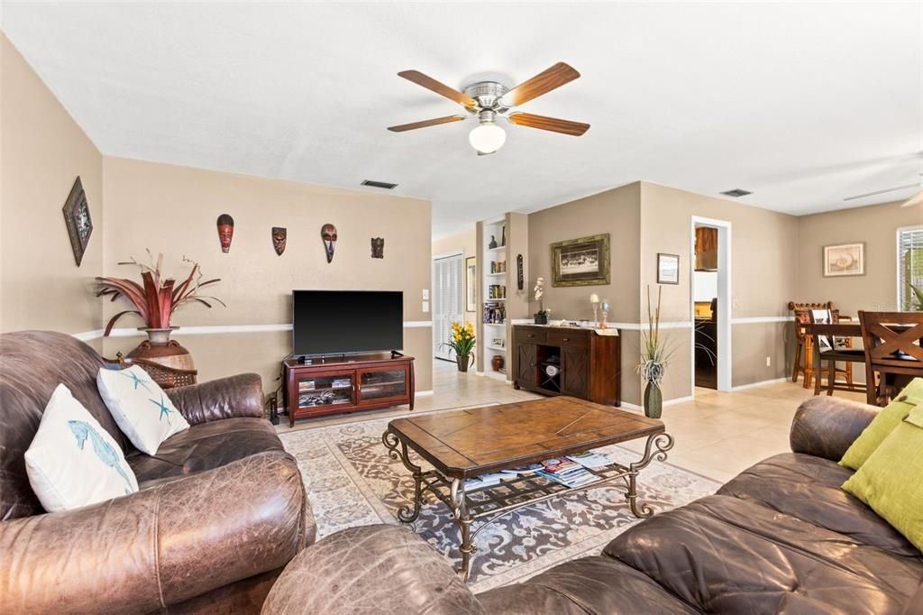 Под контрактом: $550,000 (3 спален, 2 ванн, 2004 Квадратных фут)