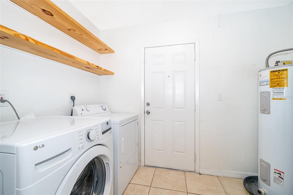 En Venta: $319,900 (4 camas, 2 baños, 1170 Pies cuadrados)