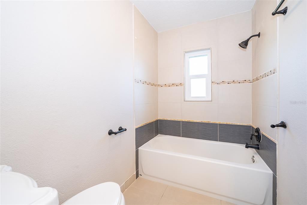 En Venta: $319,900 (4 camas, 2 baños, 1170 Pies cuadrados)