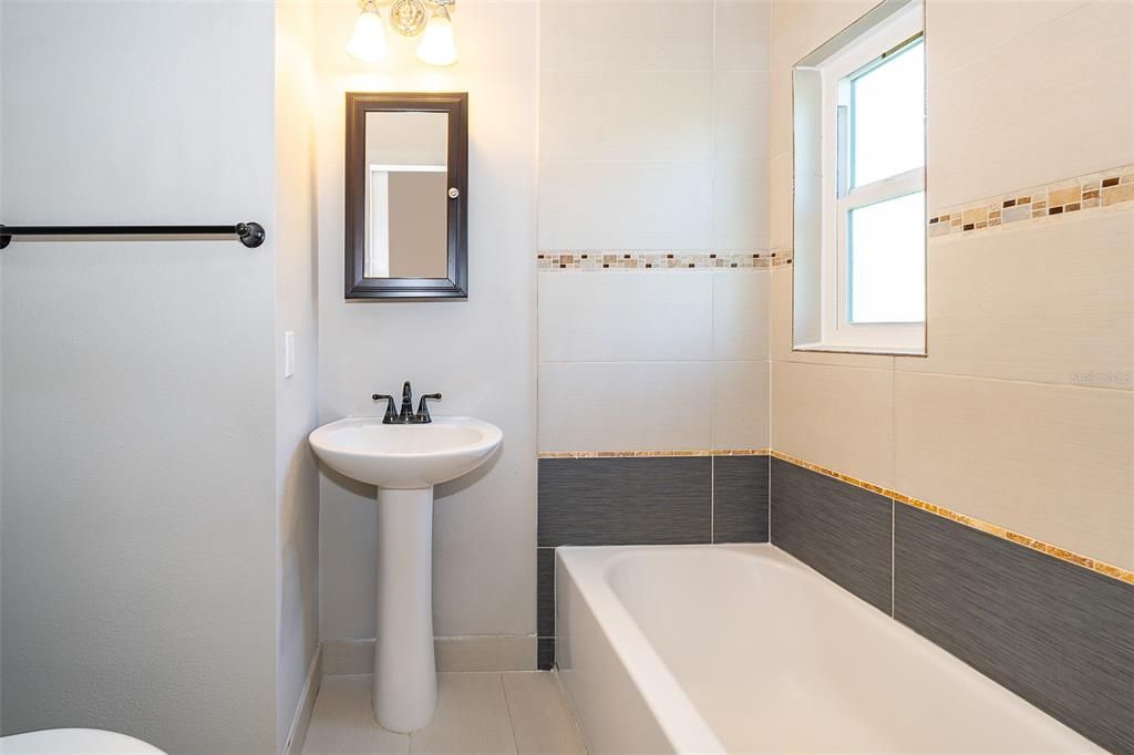 En Venta: $319,900 (4 camas, 2 baños, 1170 Pies cuadrados)