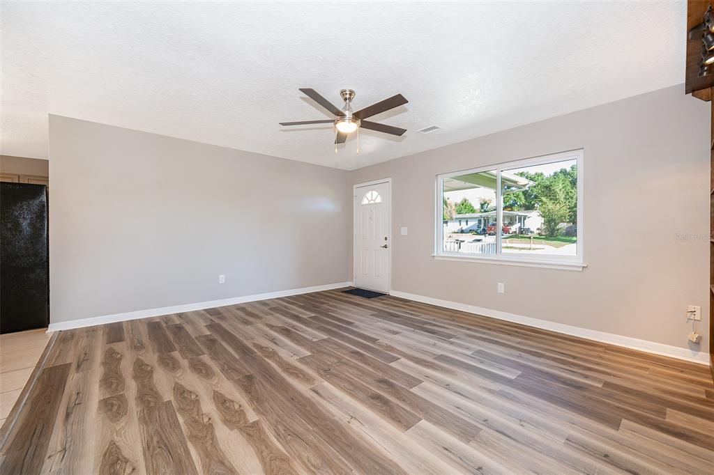 En Venta: $319,900 (4 camas, 2 baños, 1170 Pies cuadrados)