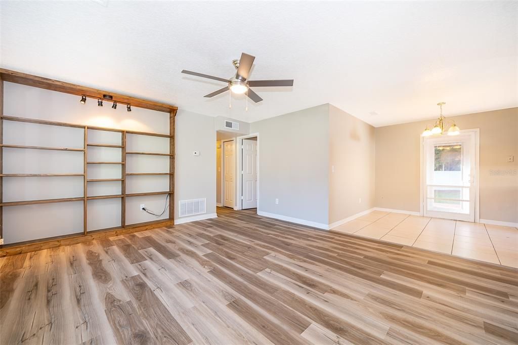 En Venta: $319,900 (4 camas, 2 baños, 1170 Pies cuadrados)