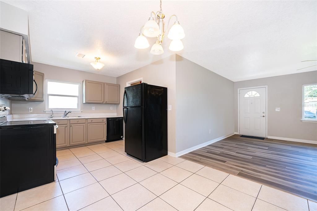 En Venta: $319,900 (4 camas, 2 baños, 1170 Pies cuadrados)