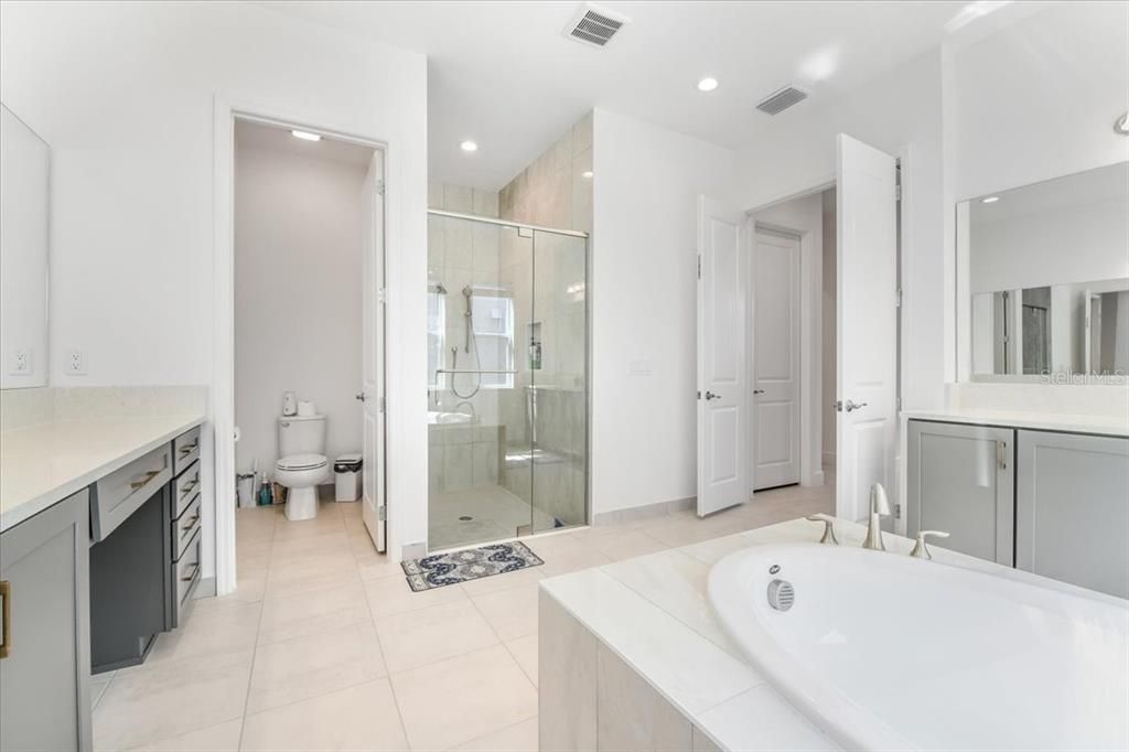 En Venta: $1,195,000 (5 camas, 5 baños, 4501 Pies cuadrados)