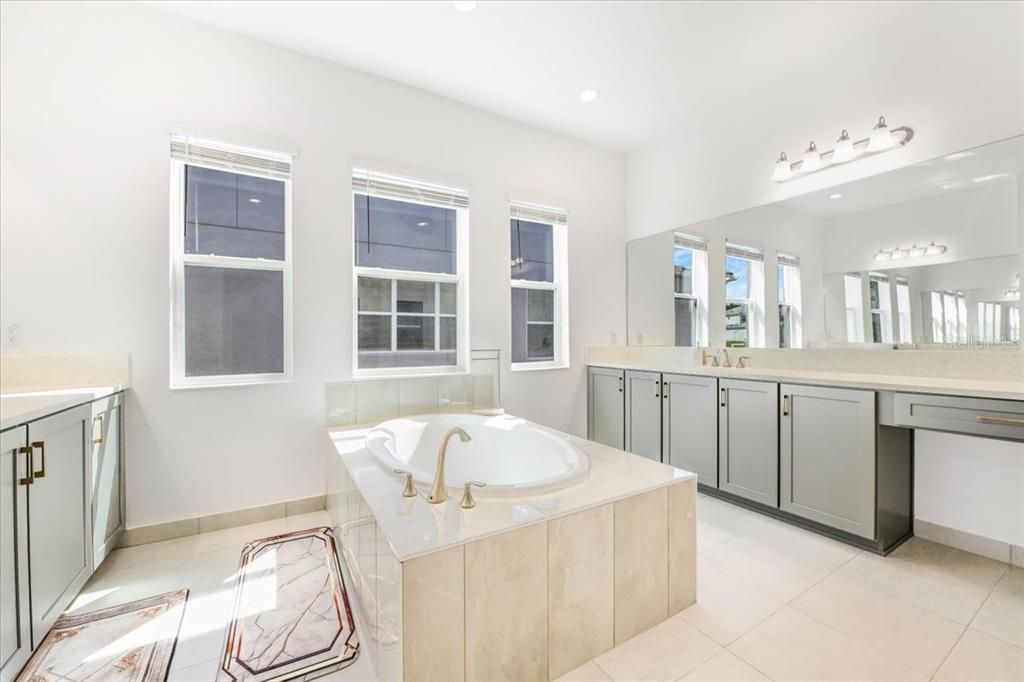 En Venta: $1,195,000 (5 camas, 5 baños, 4501 Pies cuadrados)