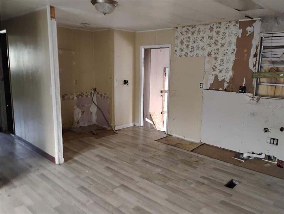 На продажу: $89,400 (2 спален, 2 ванн, 1332 Квадратных фут)