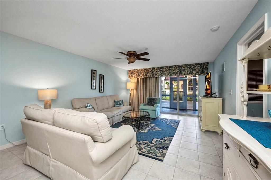 待售: $259,000 (2 贝兹, 2 浴室, 1077 平方英尺)