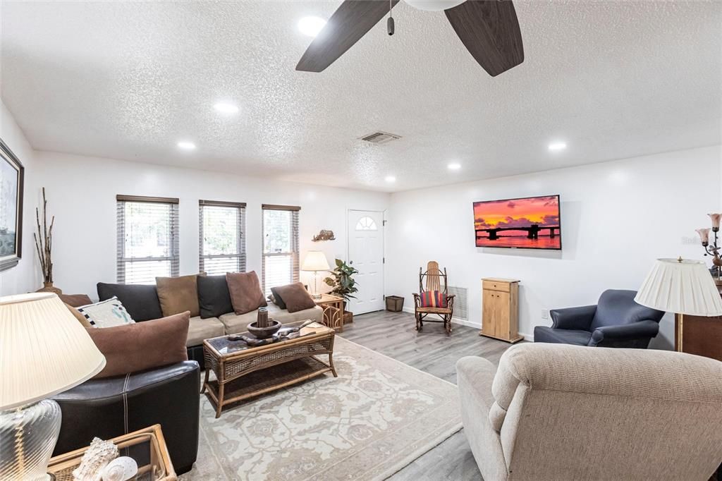 For Sale: $315,000 (2 beds, 2 baths, 1050 Square Feet)