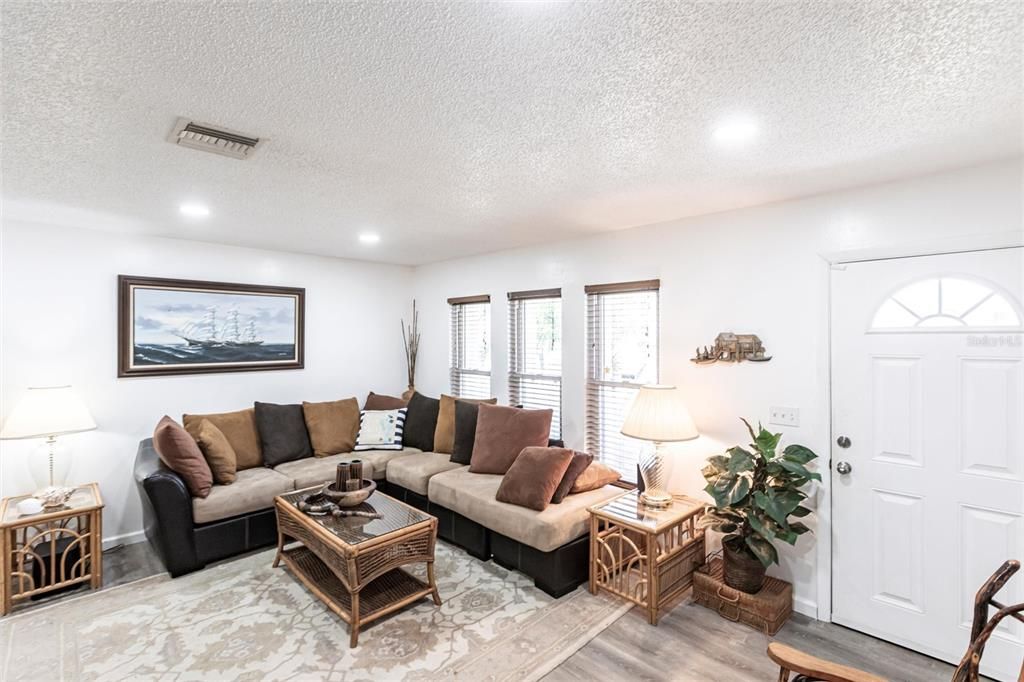 For Sale: $315,000 (2 beds, 2 baths, 1050 Square Feet)