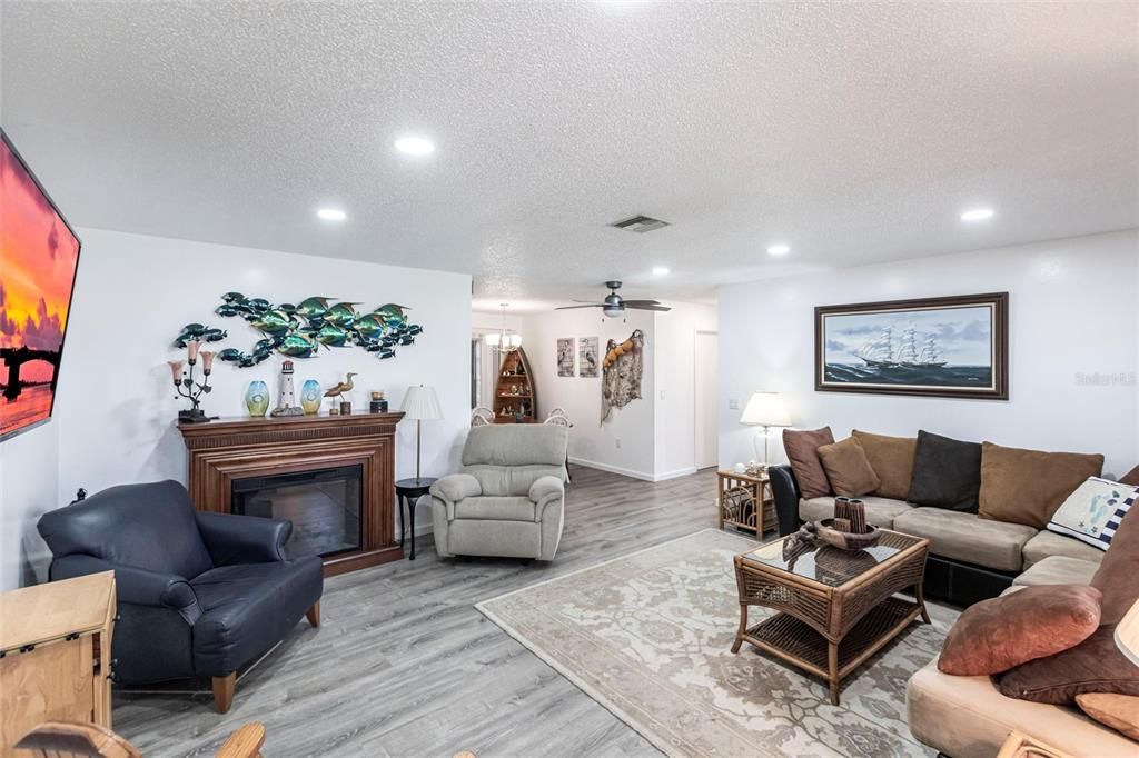 For Sale: $315,000 (2 beds, 2 baths, 1050 Square Feet)