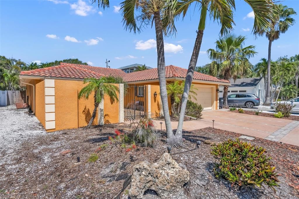 Active With Contract: $799,000 (3 beds, 2 baths, 2039 Square Feet)