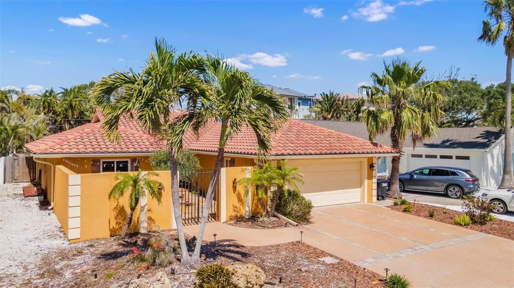 Active With Contract: $799,000 (3 beds, 2 baths, 2039 Square Feet)