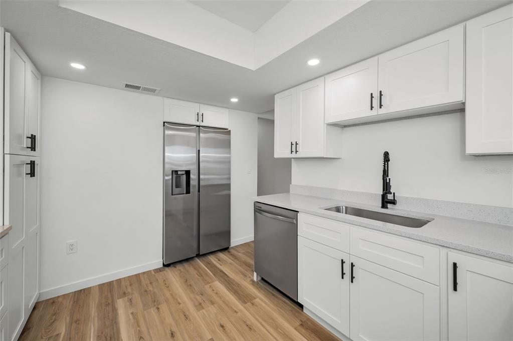 For Sale: $179,900 (2 beds, 2 baths, 1144 Square Feet)