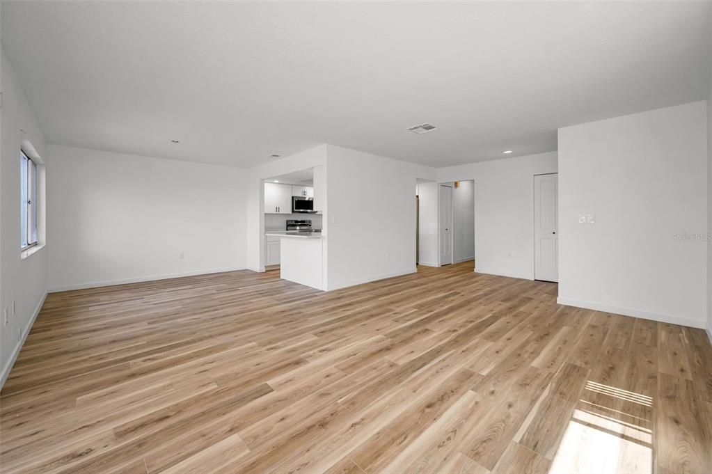 For Sale: $179,900 (2 beds, 2 baths, 1144 Square Feet)