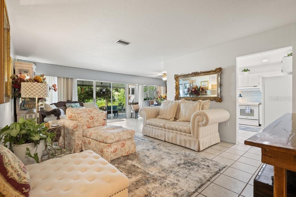 For Sale: $220,000 (2 beds, 2 baths, 1270 Square Feet)