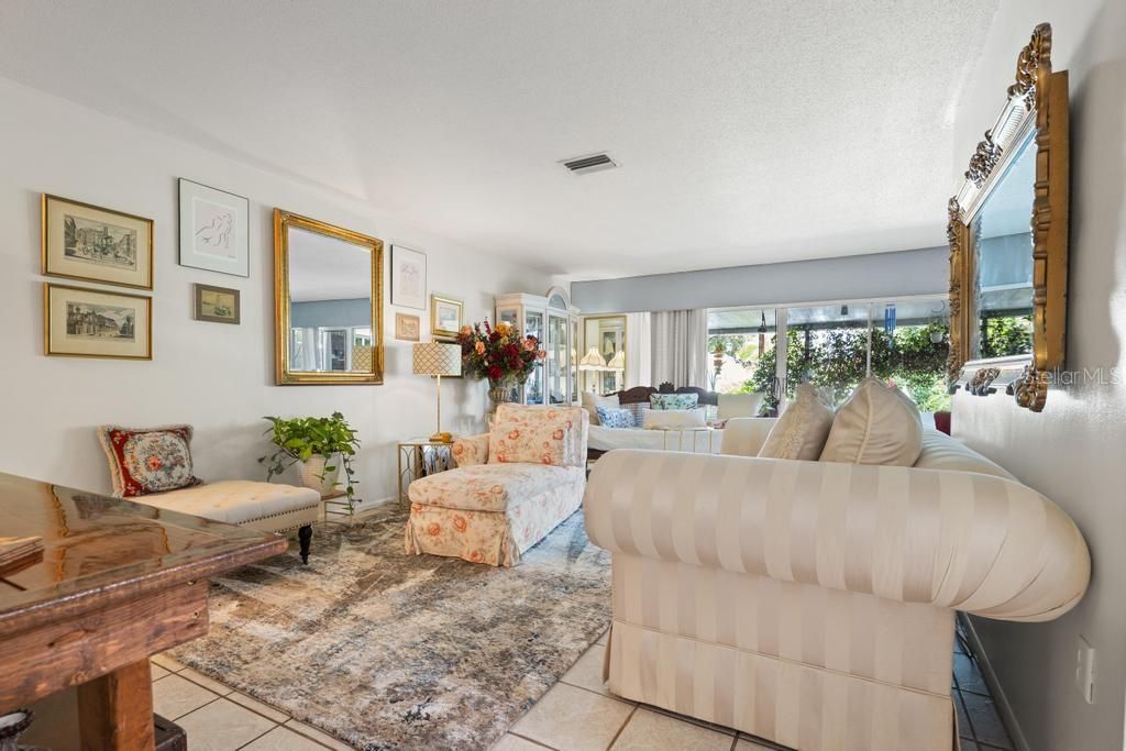 For Sale: $220,000 (2 beds, 2 baths, 1270 Square Feet)