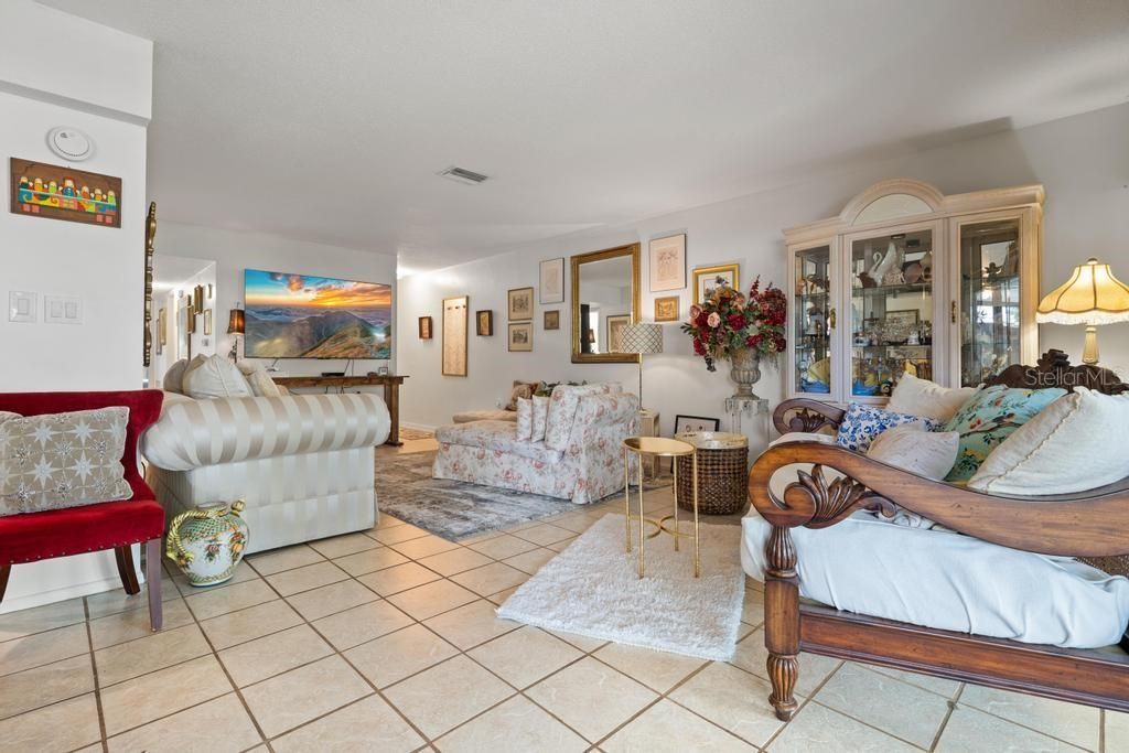 For Sale: $220,000 (2 beds, 2 baths, 1270 Square Feet)