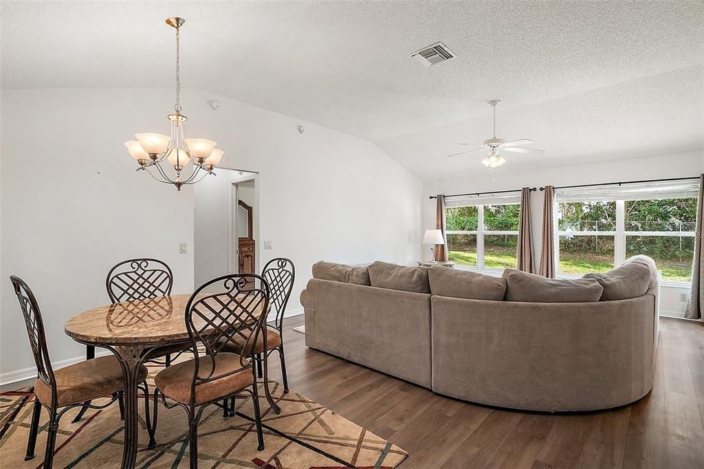 En Venta: $325,000 (3 camas, 2 baños, 1558 Pies cuadrados)