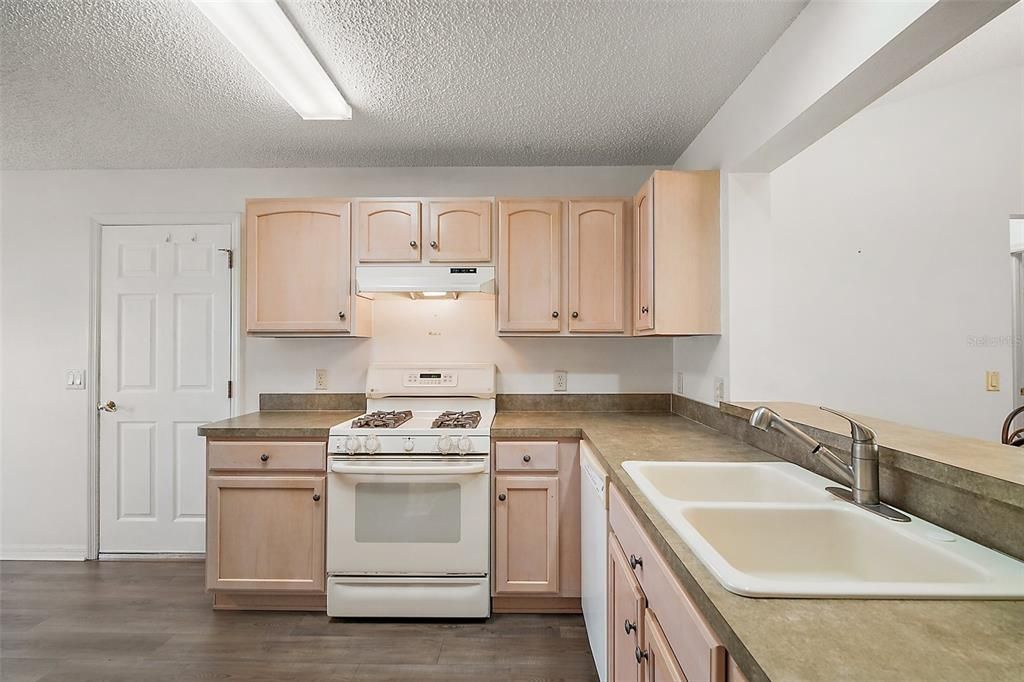 En Venta: $325,000 (3 camas, 2 baños, 1558 Pies cuadrados)