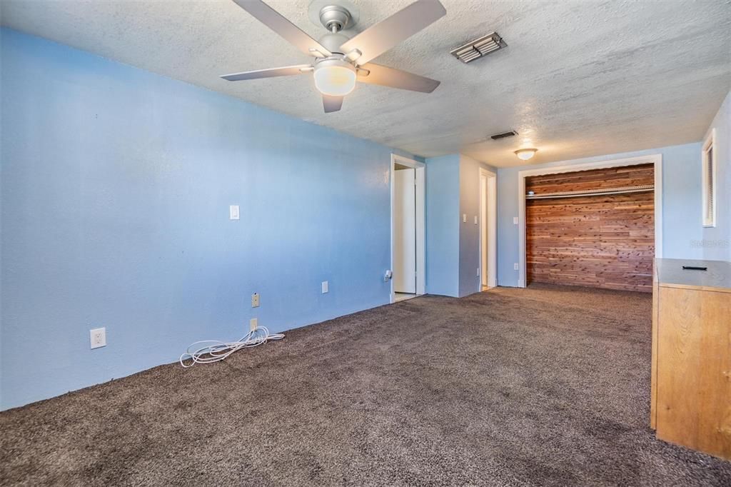 合同活跃: $351,900 (4 贝兹, 3 浴室, 2002 平方英尺)