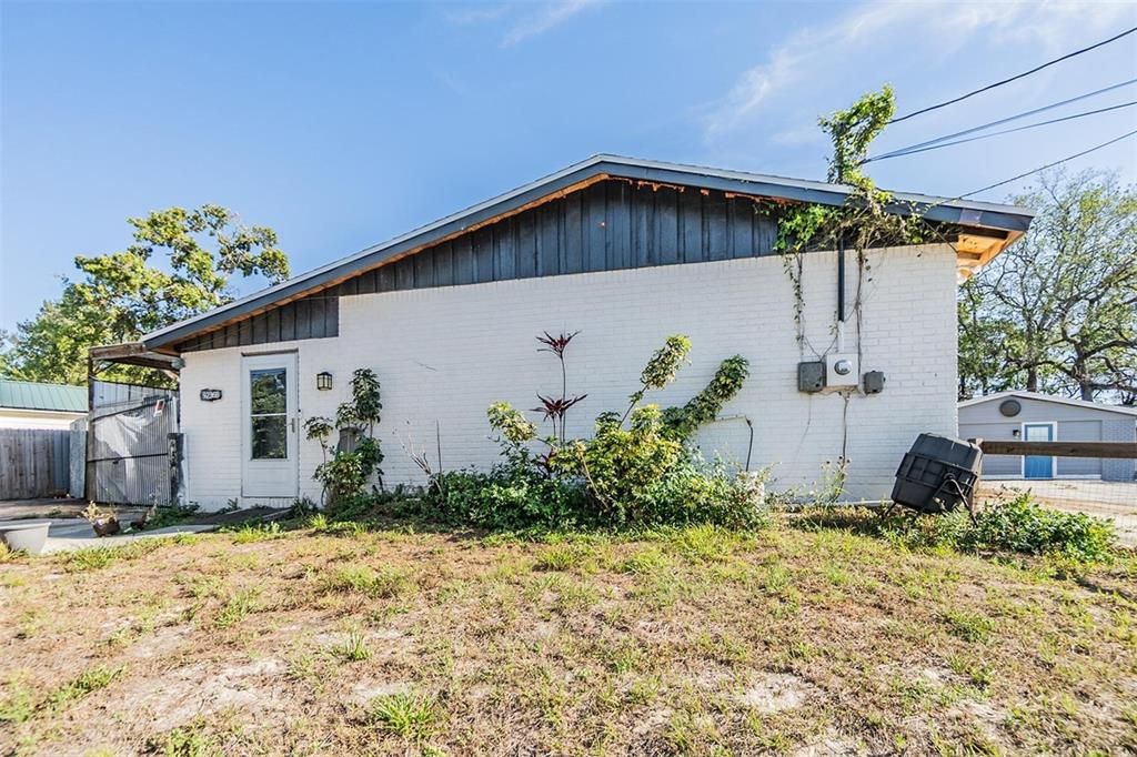 合同活跃: $351,900 (4 贝兹, 3 浴室, 2002 平方英尺)