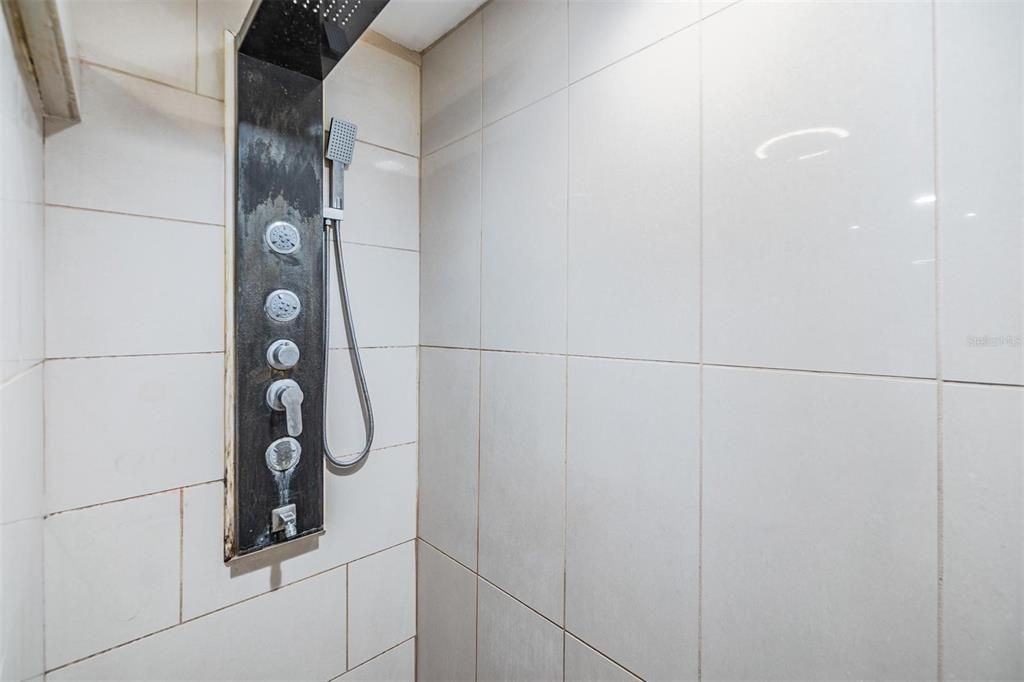 合同活跃: $351,900 (4 贝兹, 3 浴室, 2002 平方英尺)