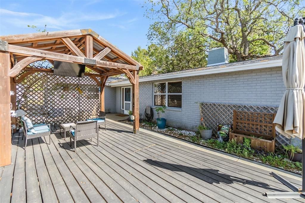 合同活跃: $351,900 (4 贝兹, 3 浴室, 2002 平方英尺)