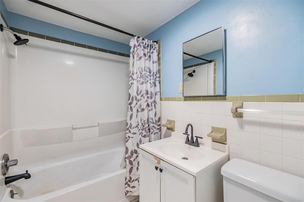 合同活跃: $351,900 (4 贝兹, 3 浴室, 2002 平方英尺)