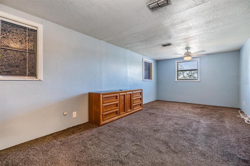 合同活跃: $351,900 (4 贝兹, 3 浴室, 2002 平方英尺)