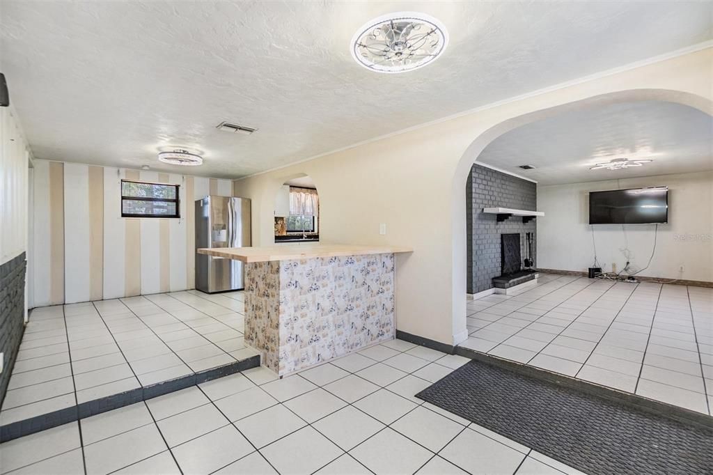 合同活跃: $351,900 (4 贝兹, 3 浴室, 2002 平方英尺)