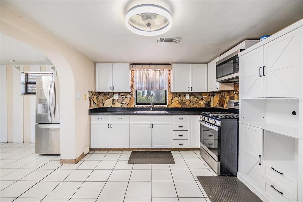 合同活跃: $351,900 (4 贝兹, 3 浴室, 2002 平方英尺)