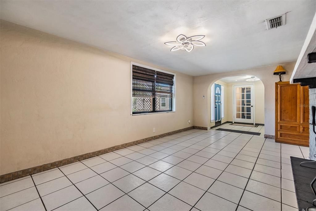 合同活跃: $351,900 (4 贝兹, 3 浴室, 2002 平方英尺)