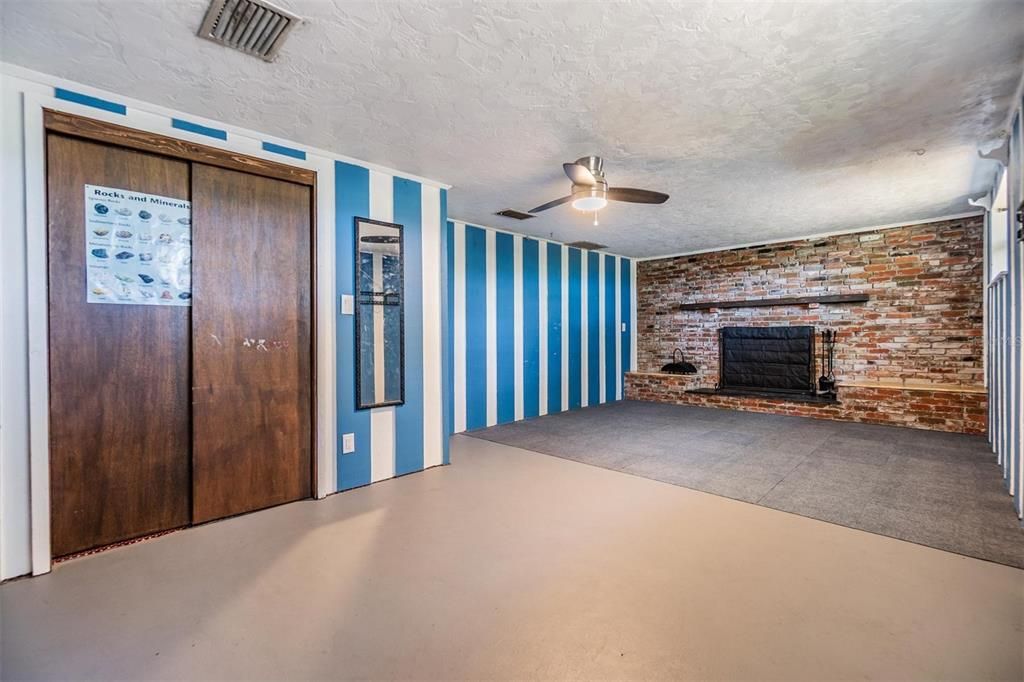 合同活跃: $351,900 (4 贝兹, 3 浴室, 2002 平方英尺)