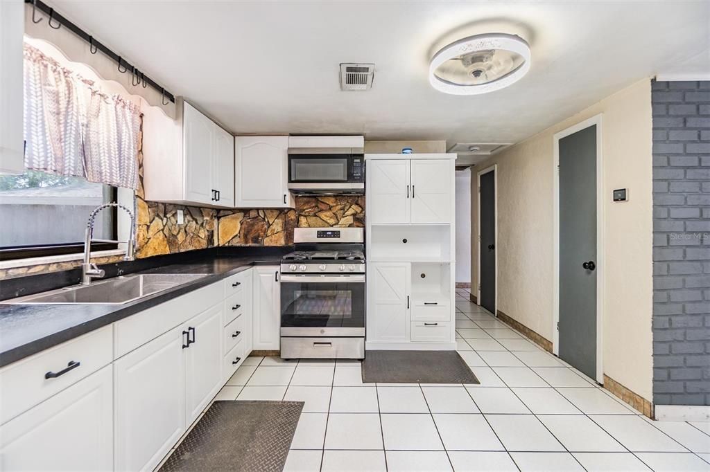 合同活跃: $351,900 (4 贝兹, 3 浴室, 2002 平方英尺)