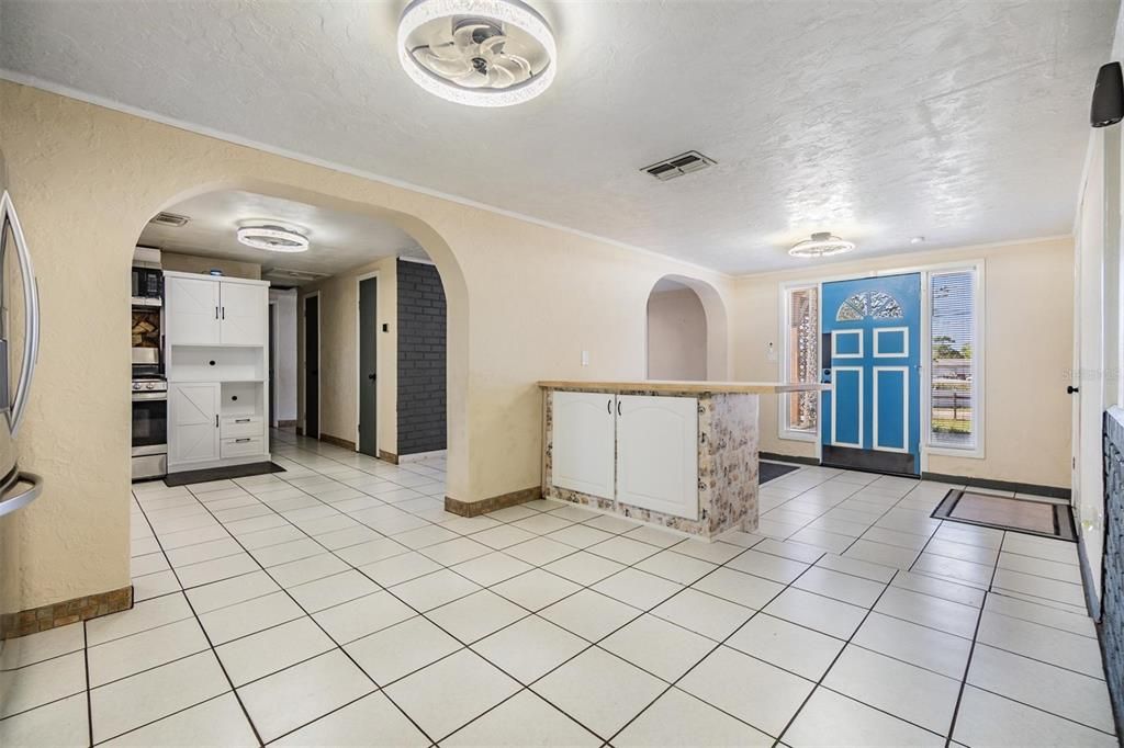 合同活跃: $351,900 (4 贝兹, 3 浴室, 2002 平方英尺)