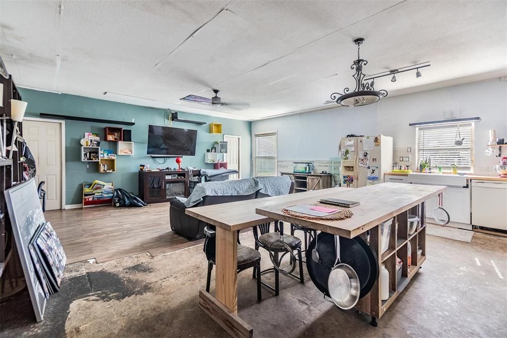 合同活跃: $351,900 (4 贝兹, 3 浴室, 2002 平方英尺)