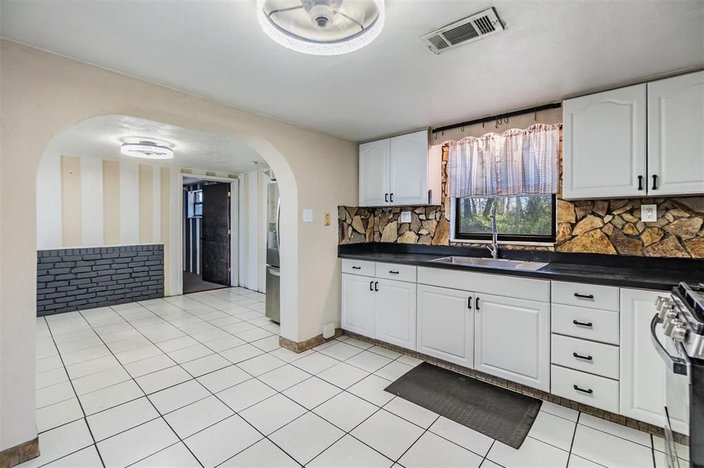 合同活跃: $351,900 (4 贝兹, 3 浴室, 2002 平方英尺)