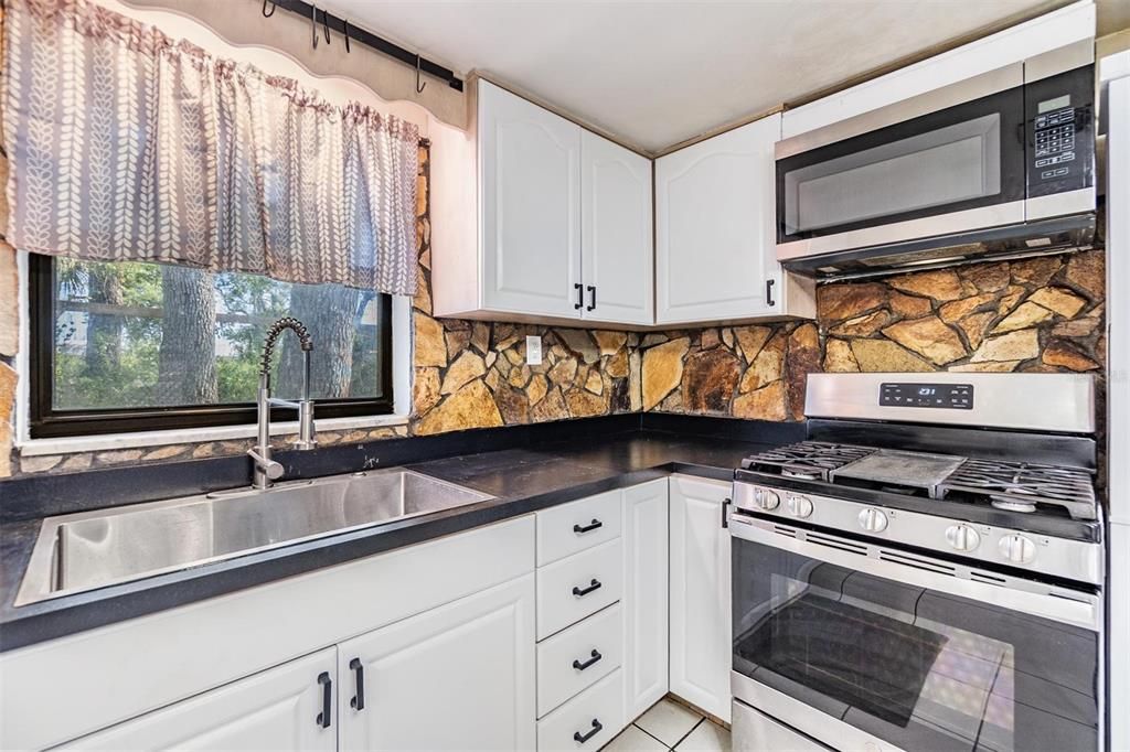 合同活跃: $351,900 (4 贝兹, 3 浴室, 2002 平方英尺)