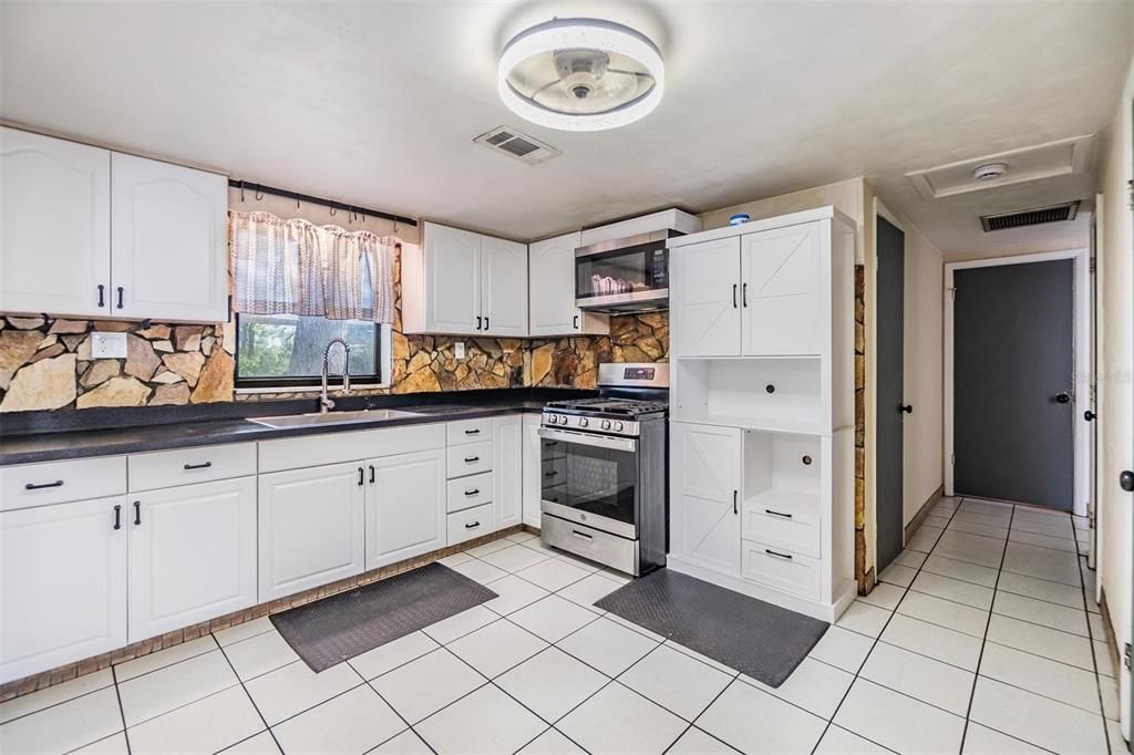 合同活跃: $351,900 (4 贝兹, 3 浴室, 2002 平方英尺)