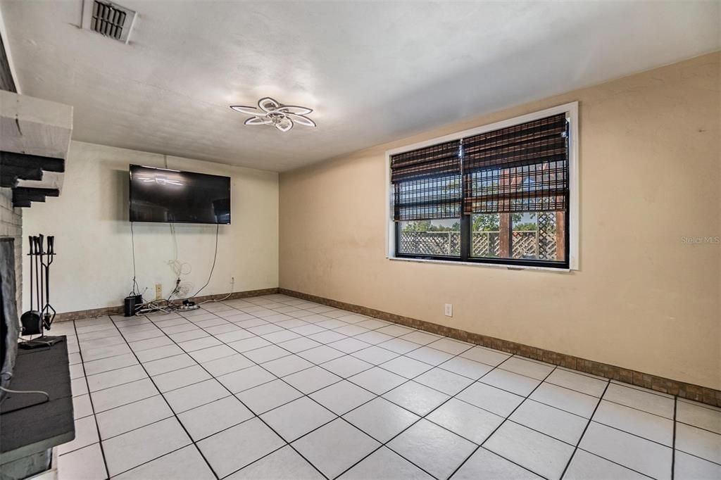 合同活跃: $351,900 (4 贝兹, 3 浴室, 2002 平方英尺)