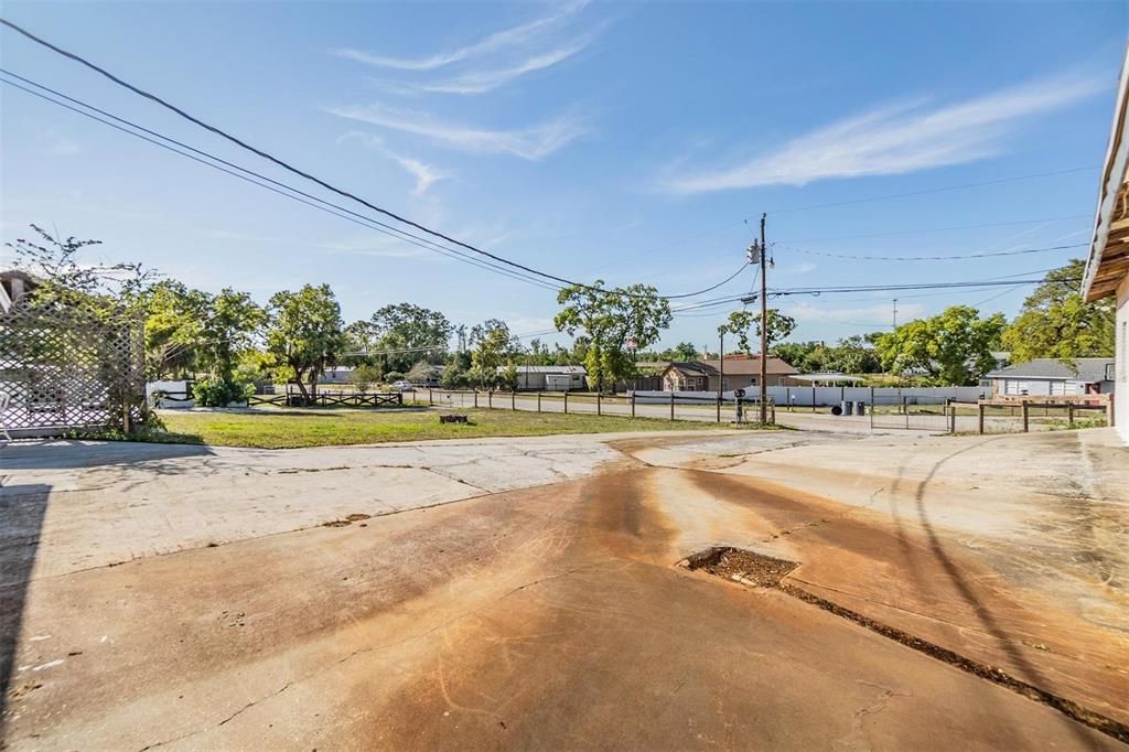 合同活跃: $351,900 (4 贝兹, 3 浴室, 2002 平方英尺)