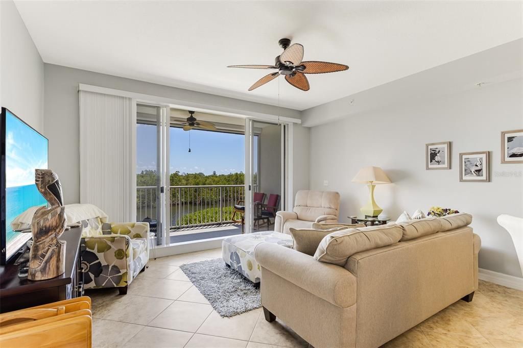 На продажу: $389,000 (2 спален, 2 ванн, 1258 Квадратных фут)