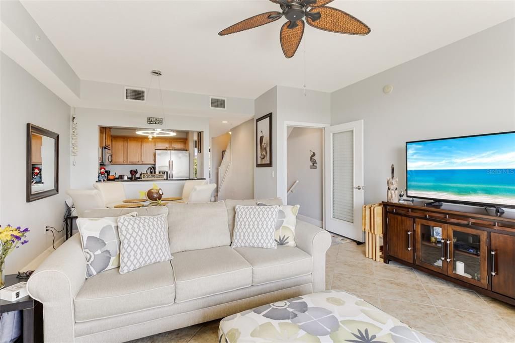 На продажу: $389,000 (2 спален, 2 ванн, 1258 Квадратных фут)